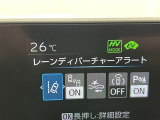 レーンディパーチャーアラートとは車線または走路からの逸脱の可能性を警告すると共に、車線または走路からの逸脱を避けるためのハンドル操作の一部を支援する機能です。詳細は販売店スタッフまでおたずねください。