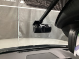 【別途SDカードの購入が必要です。また社外品は保証対象外となります。】運転中の映像・音声などを記録して、交通事故やトラブルが起きた時の正確な状況把握に役立つドライブレコーダーが装着済。