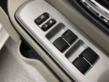 全席に電動パワーウインドウを装備。乗員それぞれが快適に操作できます。