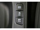 夜間など、静かに走行したい時に便利なモーターのみで動くEVモードへの切替えが出来ます。また、気分や走行状況に合わせてECO・NORMAL・PWRを選べるドライブモードセレクトも装備されています。