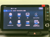 FMやAM、テレビ、スマートフォン連携など、複数の音源を画面から選べるメニューです。アイコンと名称が並んで見やすく、利用したい機能を確認しながら選択できるため日常使いにも便利です。