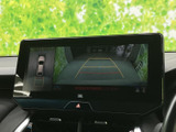 後方の映像に加えて車両周辺の様子も画面で確認でき、駐車時の周囲確認をサポートします。ガイド線も表示されるため、駐車位置を把握したい場面で役立ちます。