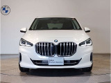 【キドニーグリル】BMWは約90年もの間、ほぼ全ての車両にひと目でBMWだと分かるこの特徴的なフロントグリルが備えられ、デザイン・アイコンとして親しまれてきました。