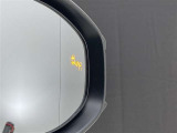 後続車が接近するのを知らせてくれるBSM(ブラインドスポットモニター)接近するとドアミラー部の警告灯が光ってくれるので、万が一の追突も防げそうですね♪上級装備です。