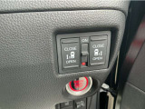 【両側パワースライドドア】両側がパワースライドドアになっており、運転席のスイッチやスマートキーでも開閉が可能。お子様やご年配の方でも乗り降りが楽になり介助等でも重宝します。