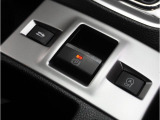電動パーキングブレーキを採用。指で軽く引き上げればパーキングブレーキが掛かり、押すと解除ができます。