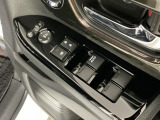 運転席のスイッチで全てのウィンドウの開閉操作を行うことができます。ロックボタンをONにしておくと、運転席以外のウィンドウは作動しないのでお子様を乗せているときなども安心ですね♪