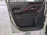パワーウィンドウのスイッチですよ。運転席に居ながら窓を開け閉めのコントロールできます。