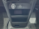 USB端子と12Vの端子、スマホトレー、センターロアーボックスです。