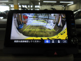 バックカメラの画像です。ガイドラインがスムースな車庫入れをサポートいたします。車庫入れの安心感がアップしますね。