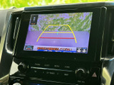 画面には車両後方の映像と目安線が表示され、駐車時の周囲確認をサポートします。後退時の位置関係を把握しやすく、狭い駐車スペースでの操作にも役立つ装備です。