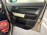 パワーウィンドウのスイッチですよ。運転席に居ながら窓を開け閉めのコントロールできます。