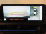 バック時の運転をサポートするバックガイドモニター&パノラミックビューモニター付き