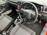 運転席は使用感少なく綺麗です。