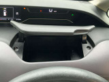 『運転席アッパーボックス』。いろんなものが収納出来ます。