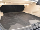トランク下には、工具、バッテリーがございます。