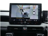 サイドクリアランスビュー表示中に、旋回時の運転操作に合わせて自動で車両を斜め後方から見たような映像を表示。