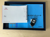 メンテナンスノート【点検整備記録簿・保証書】、取説も揃ってます。スマートキーはバッグなどにしまったままボタン操作でエンジン始動・停止やハイブリッドシステムの起動や停止ができて大変便利です