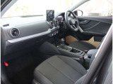 内装はシンプルに使い勝手を考え作られています。お車を運転する感覚をダイレクトに体感して頂けます。室内も広くロングドライブにも快適にお過ごしいただけます。