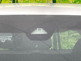 【ホンダセンシング】走行中に前方の車両等を認識し、衝突しそうな時は警報とブレーキで衝突回避と被害軽減をアシスト。より安全にドライブをお楽しみいただけます。