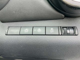 運転席まわりに各種スイッチを集約!衝突被害軽減ブレーキ・ステアリングヒーター・横滑り防止機能などを手元で操作できます。ヘッドライトの光軸調整ダイヤルも備え、使いやすくまとめられています