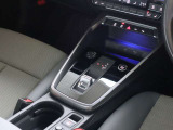 内装はシンプルに使い勝手を考え作られています。お車を運転する感覚をダイレクトに体感して頂けます。室内も広くロングドライブにも快適にお過ごしいただけます。
