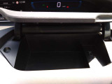 運転席前にもインストアッパーボックスを装備。USB電源ソケット付きです。