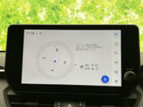 画面には方位表示と現在地に関する情報が示され、進行方向を確認しやすい表示です。周辺を把握したいときにも役立ち、画面上のメニューから目的に応じた情報へ切り替えてご利用いただけます。