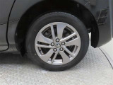 車両のデザインにマッチした純正アルミホイールを装着しています。