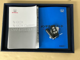 メンテナンスノート【点検整備記録簿・保証書】、取説も揃ってます。スマートキーはバッグなどにしまったままボタン操作でエンジン始動・停止やハイブリッドシステムの起動や停止ができて大変便利です