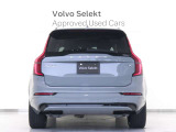 XC90は、使い方の幅を広げる7シーター仕様。洗練された佇まいの中に、高い実用性を秘めています。室内に足を踏み入れば、そこはまさに北欧のリビングルーム。落ち着きある明るい雰囲気をご堪能ください。