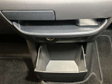 お気に入りのCDなどが収納できる格納式ボックス★