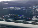 ●マルチカラーアンビエントライト『車内の雰囲気をカスタマイズするための照明機能です。さまざまな色に変更できるLEDライトを使用し、ドライバーや乗客の好みに合わせて車内の雰囲気を演出します。』