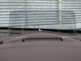 運転視界の遠方上方に虚像を投影することで前を見ながら情報の視認ができます。本当にドライバーが必要な情報を適切に伝え、楽しんで頂くことを考えた新世代装備です。※虚像は1.5m前方に浮かぶイメージです。
