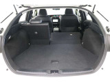 シートは片方だけ畳めるので荷物の多さや乗車人数にあわせてフレキシブルにアレンジできます。後部座席に乗車しながら長尺物も積み込めます。