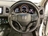 ハンドルにHondaセンシング系のクルーズコントロールやレーンキープアシストなどのスイッチと、オーディオの操作スイッチが装備されています。ハンドルから手を離さず安全に操作できます。