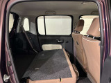 リヤシートを倒すと大きな荷物も入ります。