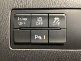 運転席脇のクラスタースイッチ部分にはパーキングセンサー、その他走行系スイッチを集中配置しております。