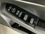 運転席のスイッチで全てのウィンドウの開閉操作を行うことができます。ロックボタンをONにしておくと、運転席以外のウィンドウは作動しないのでお子様を乗せているときなども安心ですね♪