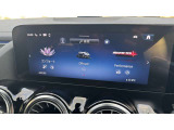 【コマンドシステム】センターのコントローラーとスイッチ類及び音声認識機能により、ナビゲーションやオーディオ&ビジュアル、車両設定等を安全に操作できます。また高精度ディスプレイを採用しています。