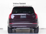 XC90は、使い方の幅を広げる7シーター仕様。洗練された佇まいの中に、高い実用性を秘めています。室内に足を踏み入れば、そこはまさに北欧のリビングルーム。落ち着きある明るい雰囲気をご堪能ください。