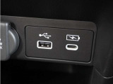 ◆USB入力端子◆USB接続、スマートフォンの充電等にも便利なUSBチャージャー使いやすい場所に装備されています。