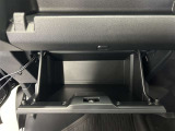 ちょっとしたところは収納ボックスにもなっています。車内はサイズも決まっているので、収納が少ないと思っているアナタ!ご安心ください。さまざまなところに収納が隠れているんです♪