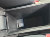 アームレスト下に設けられた深型の大容量コンソールボックスです。内部には12Vアクセサリーソケット(180W)を完備し、スマートフォン等の充電ケーブルをスッキリ隠しながら給電していただけます。