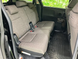 二列目は横並びで座れるシートとヘッドレストを備え、後席の方も落ち着いて過ごせる空間です。窓からの視界も確保され、家族での移動や複数人でのお出かけに活躍します。