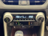デュアルオートエアコン付きです。運転席・助手席でそれぞれ吹き出す風の温度や風量など自動調整してくれます。