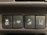 Hondaセンシング用の、VSA(ABS+TCS+横滑り抑制)解除と路外逸脱抑制機能のオンオフスイッチなどはハンドルの右側に装備しています。