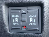 両側スライドドアはオート機能付き。運転席からも開閉可能です。