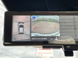 ルームミラーに上から丸見えアラウンドビューモニターが映ります。車のまわりが確認できるのはいいですね。