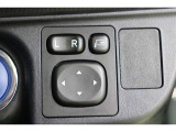 サイドミラーは電動格納ミラーなので、運転席からのボタン操作で格納できます。ミラーを閉じて入る立体駐車場などでは、有ると便利な機能です。